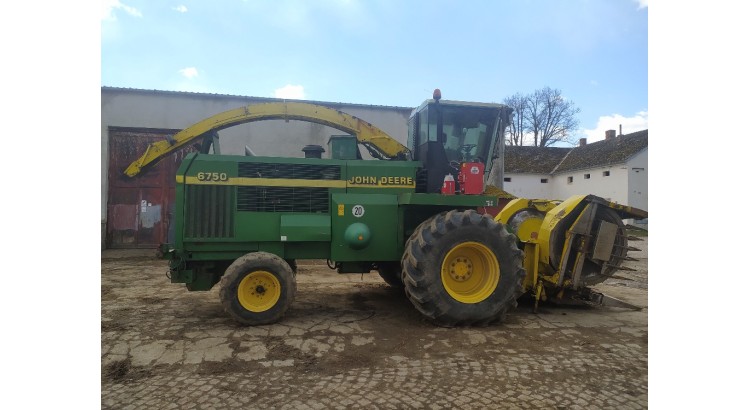 Sklízecí řezačka John Deere 6750