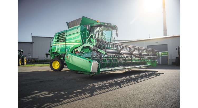 Sklízecí mlátička John Deere T660 HillMaster + lišta 725 Premium Flow