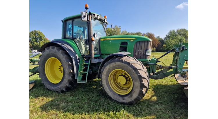 Traktor John Deere 7530