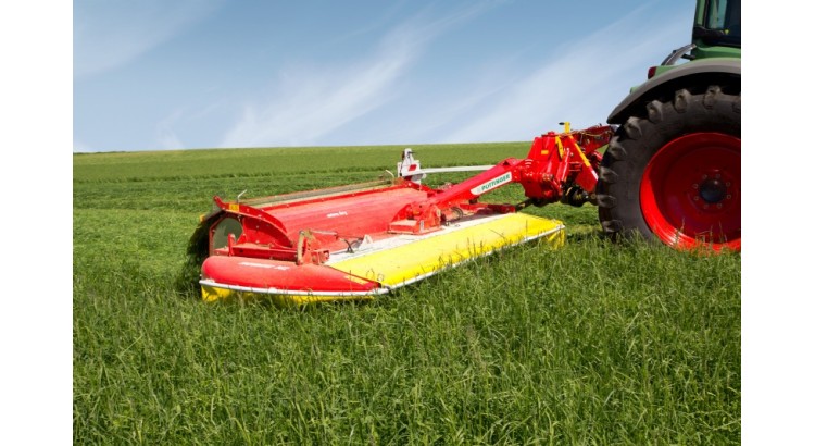 Pöttinger NOVACAT s vertikální dopravní polohou