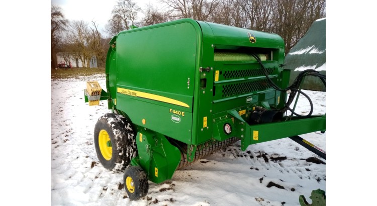 Lis na kulaté balíky John Deere F440E