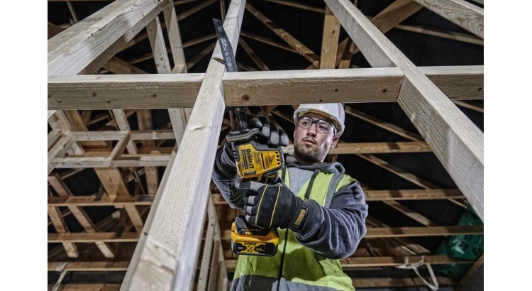 DEWALT DCS369NT-XJ Pila mečová bezuhlíková 18V, bez baterie, kufr