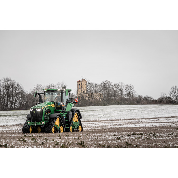 Čtyřpásový traktor John Deere 8RX nabídne lepší tahové vlastnosti a ochranu  půdy