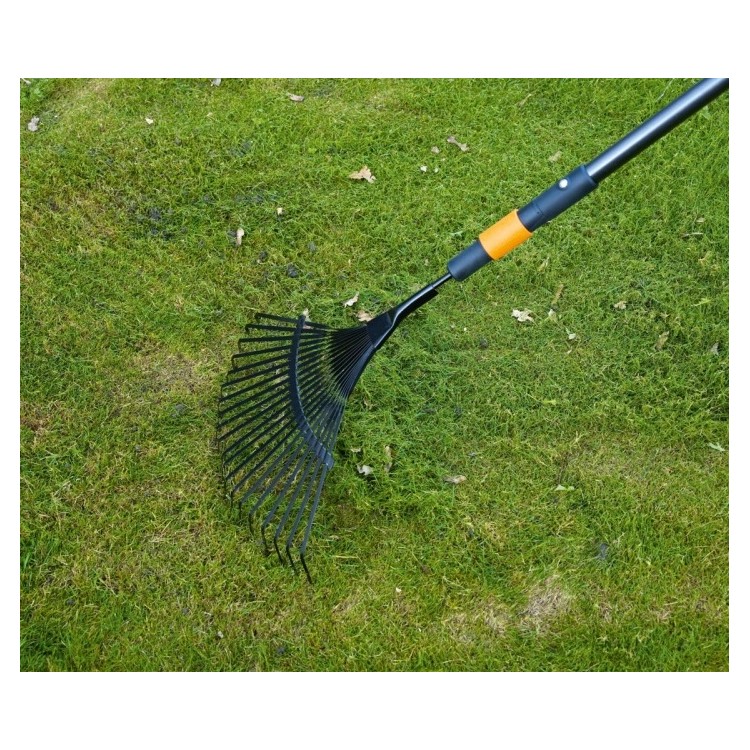 Hrábě na listí Fiskars QuikFit