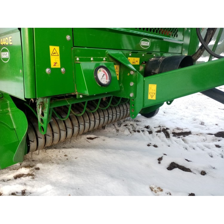 Lis na kulaté balíky John Deere F440E