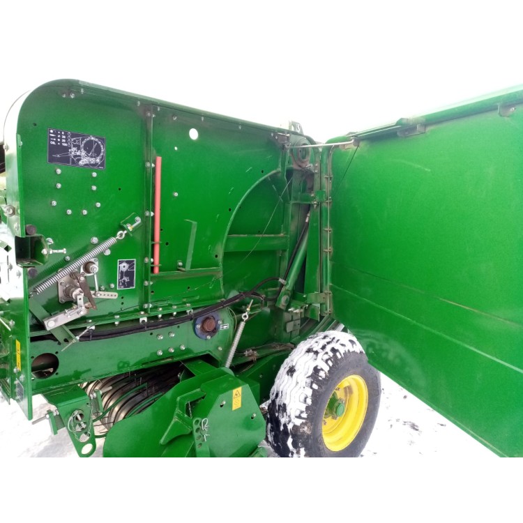 Lis na kulaté balíky John Deere F440E