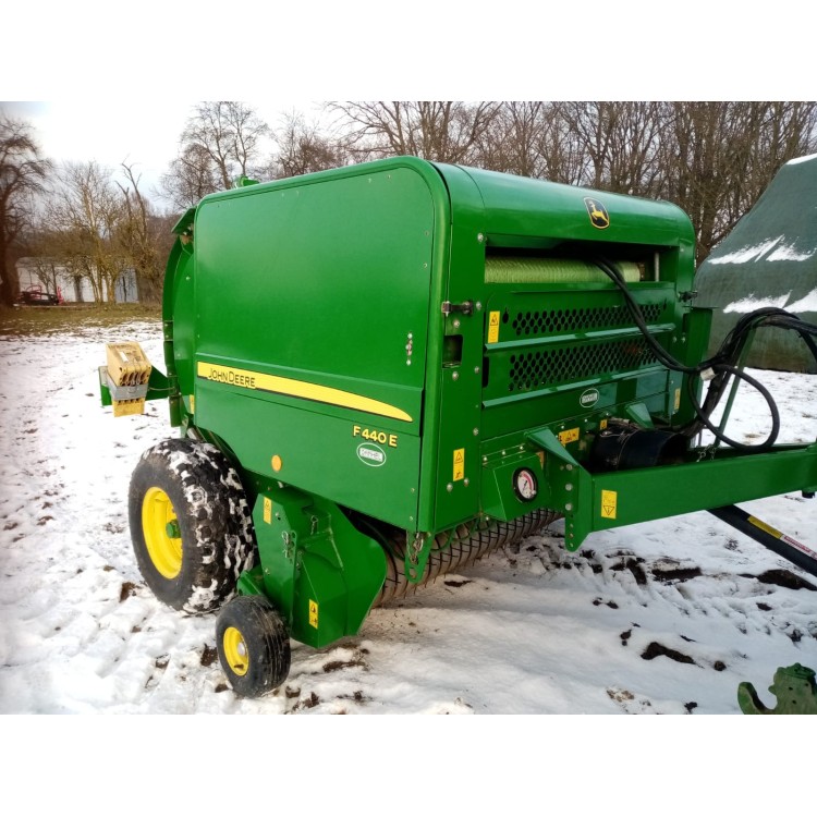 Lis na kulaté balíky John Deere F440E