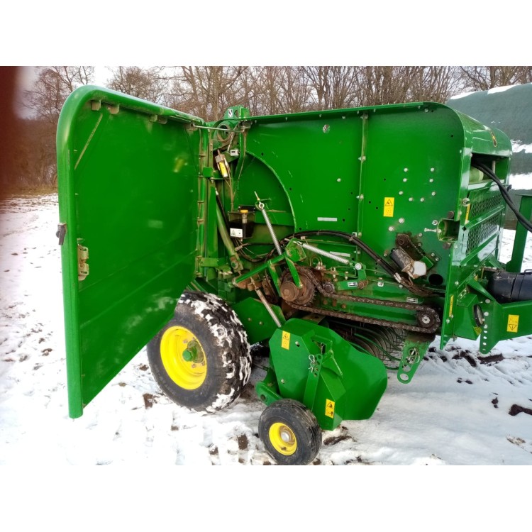 Lis na kulaté balíky John Deere F440E