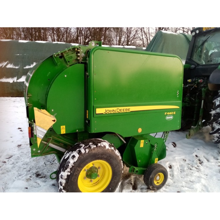 Lis na kulaté balíky John Deere F440E