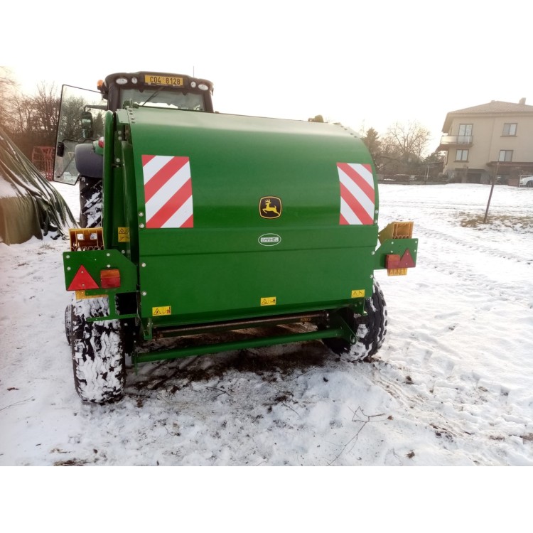 Lis na kulaté balíky John Deere F440E