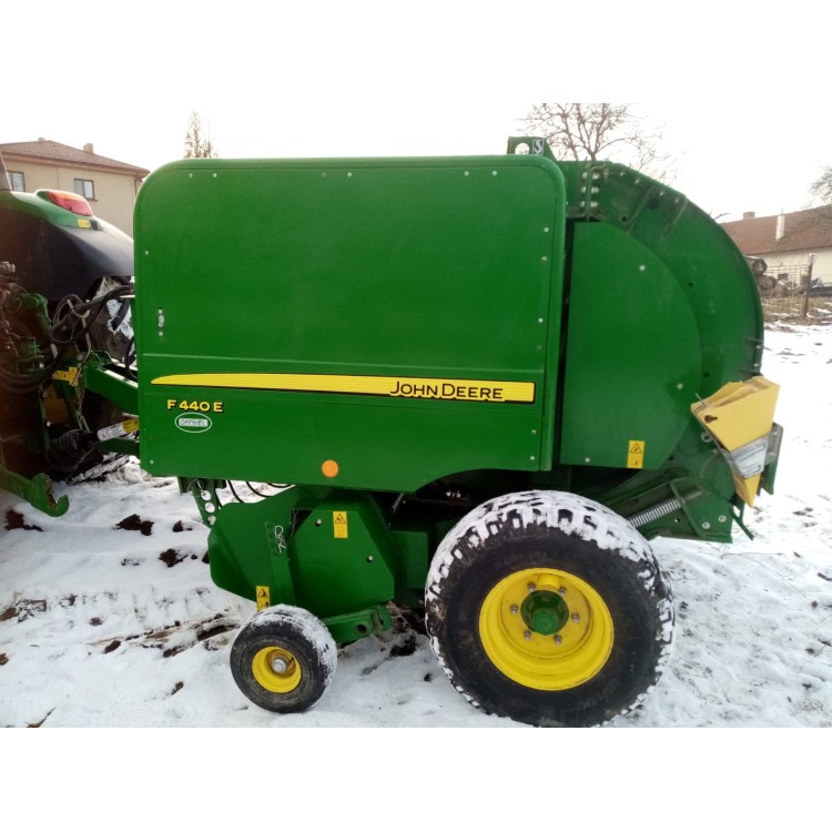 Lis na kulaté balíky John Deere F440E