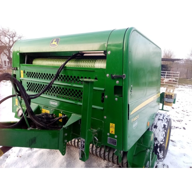 Lis na kulaté balíky John Deere F440E