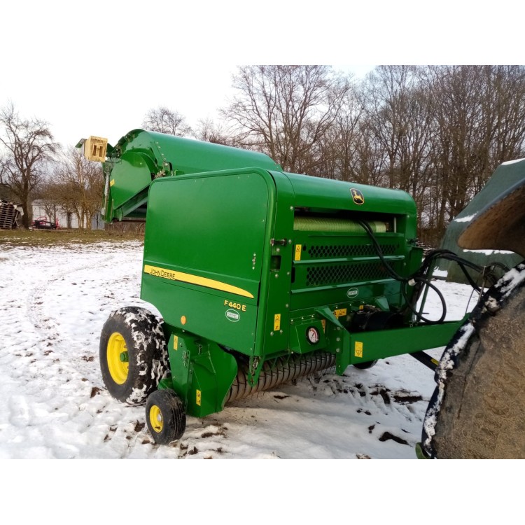 Lis na kulaté balíky John Deere F440E