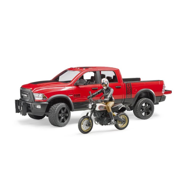 Auto terénní Ram Power Wagon s motorkou Ducati a figurkou Bruder 02502