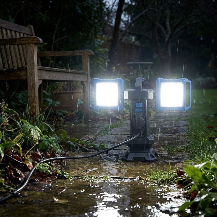 SOLIGHT Duální přenosný LED reflektor se zásuvkou, 2x30W, 5400lm, 4000K