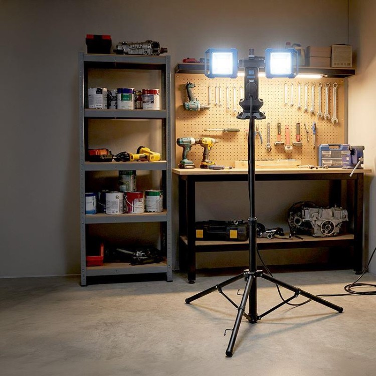 SOLIGHT Duální teleskopický přenosný LED reflektor se zásuvkou, 2x30W