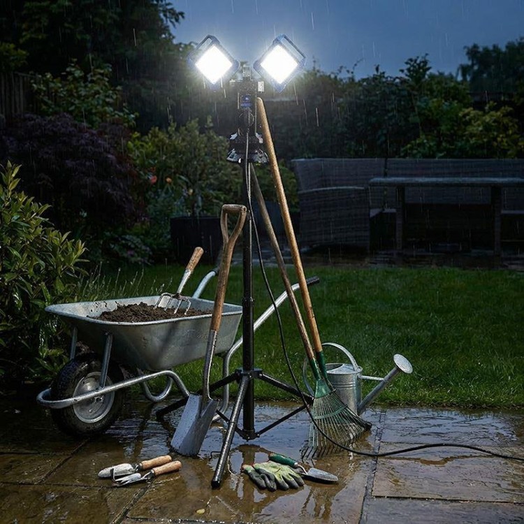 SOLIGHT Duální teleskopický přenosný LED reflektor se zásuvkou, 2x30W
