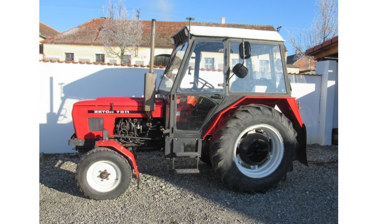 Traktor Zetor 7011