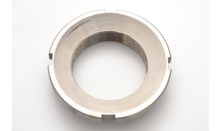 Matice s drážkou a přesahem