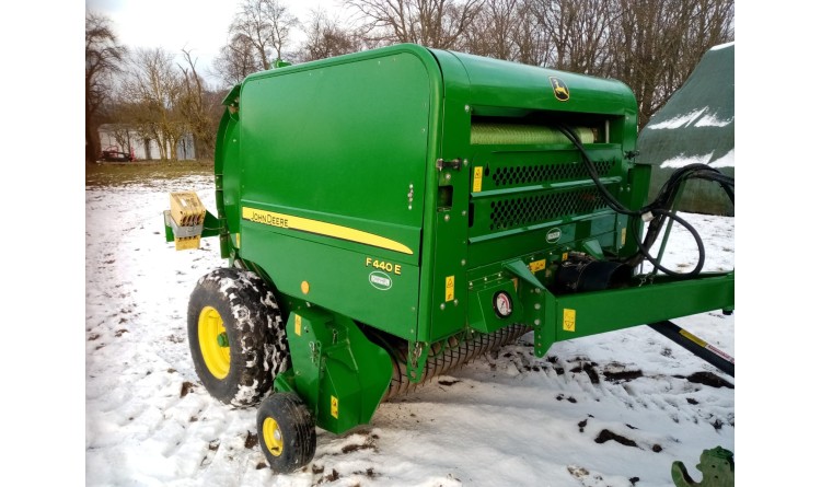Lis na kulaté balíky John Deere F440E