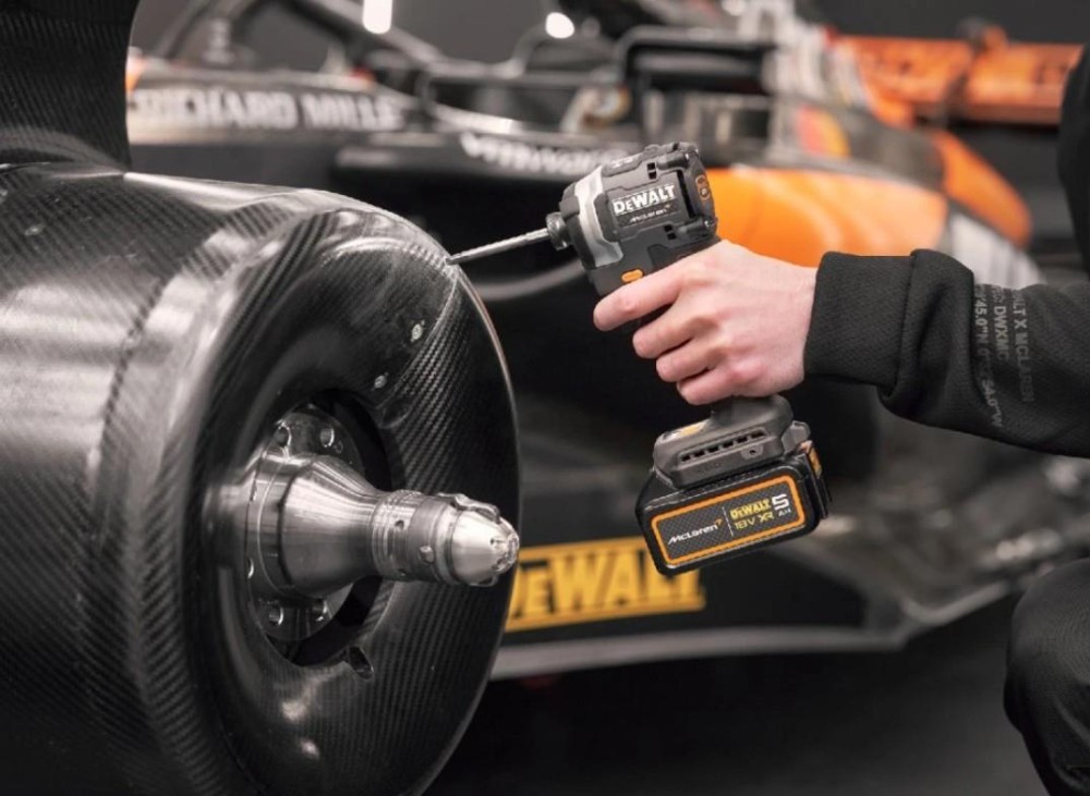 Visseuse à Percussion DeWalt DCF85MP2T McLaren F1 18V - Sans Balais - 2 Batteries 5Ah + Chargeur + étui - 205 Nm