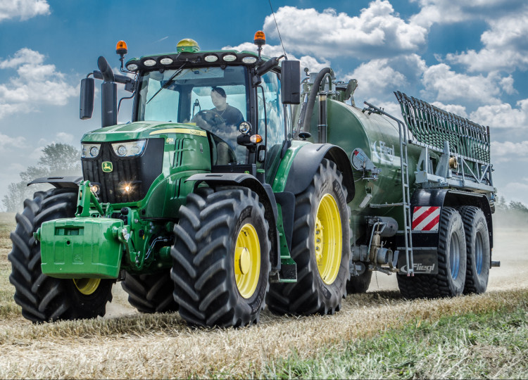 Polní den s českou premiérou displeje John Deere 4240