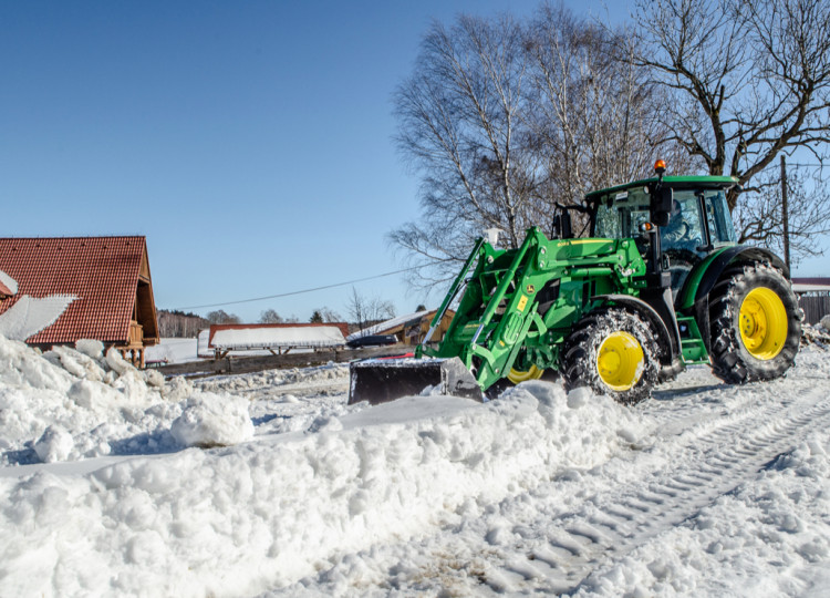 John Deere 6115MC osazen čelním nakladačem