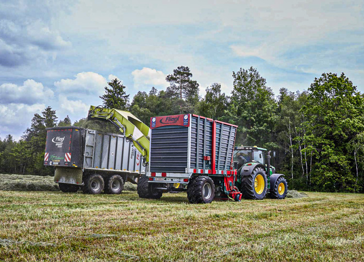 Hybrid pro sklizeň píce a slámy