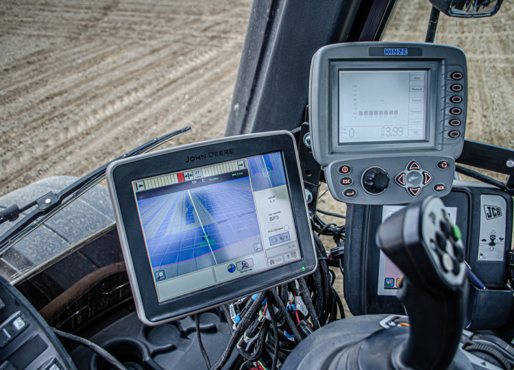 Univerzální elektrický volant s navigací John Deere