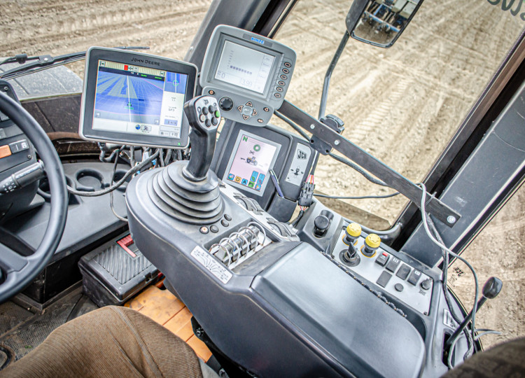 Univerzální elektrický volant s navigací John Deere