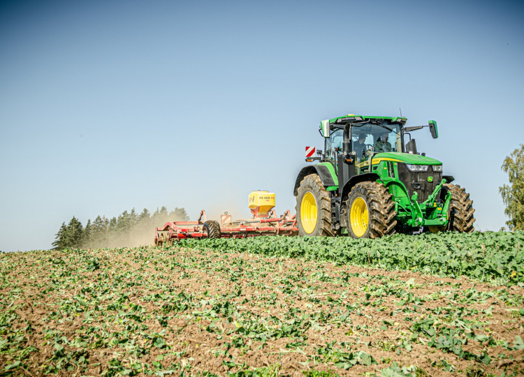 Představení nových traktorů John Deere 8 a 7