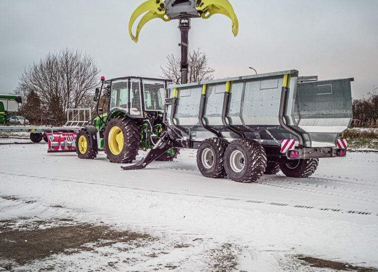 John Deere 5100M s lesní nástavbou