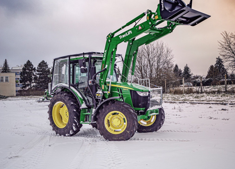 John Deere 5100M s lesní nástavbou