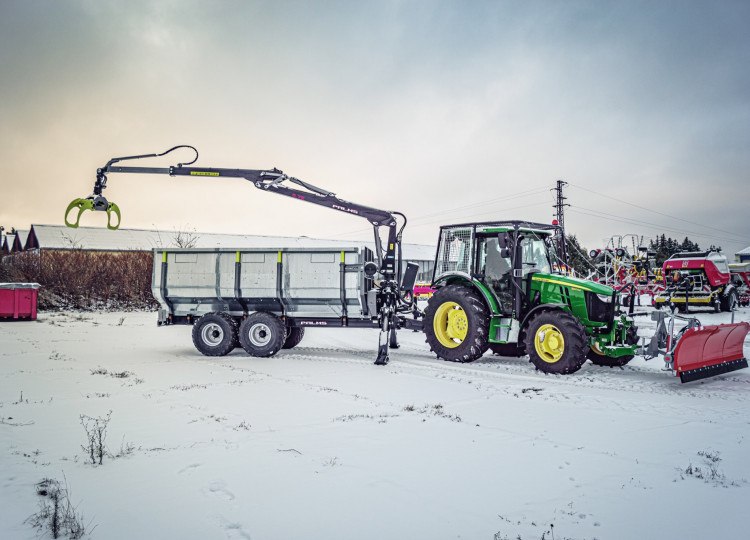 John Deere 5100M s lesní nástavbou