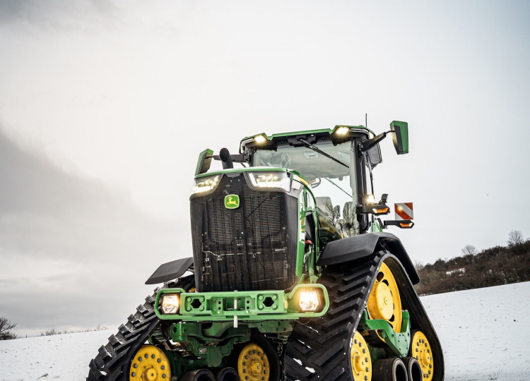 Čtyřpásový traktor John Deere 8RX nabídne lepší tahové vlastnosti a ochranu  půdy