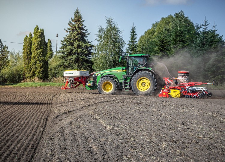 Secí Combo od Agrozetu John Deere 8R 410 a Pöttinger Aerosem FDD