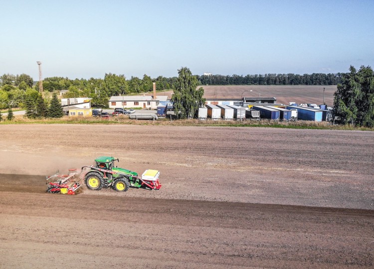 Secí Combo od Agrozetu John Deere 8R 410 a Pöttinger Aerosem FDD