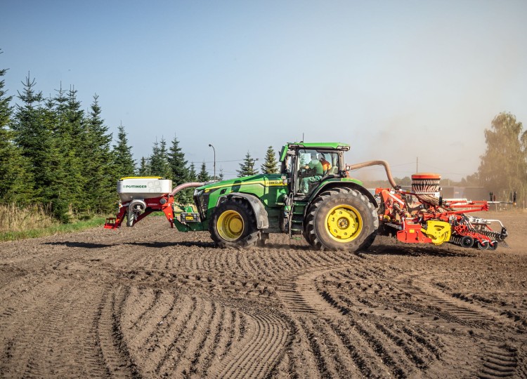 Secí Combo od Agrozetu John Deere 8R 410 a Pöttinger Aerosem FDD