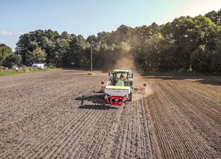 Secí Combo od Agrozetu John Deere 8R 410 a Pöttinger Aerosem FDD