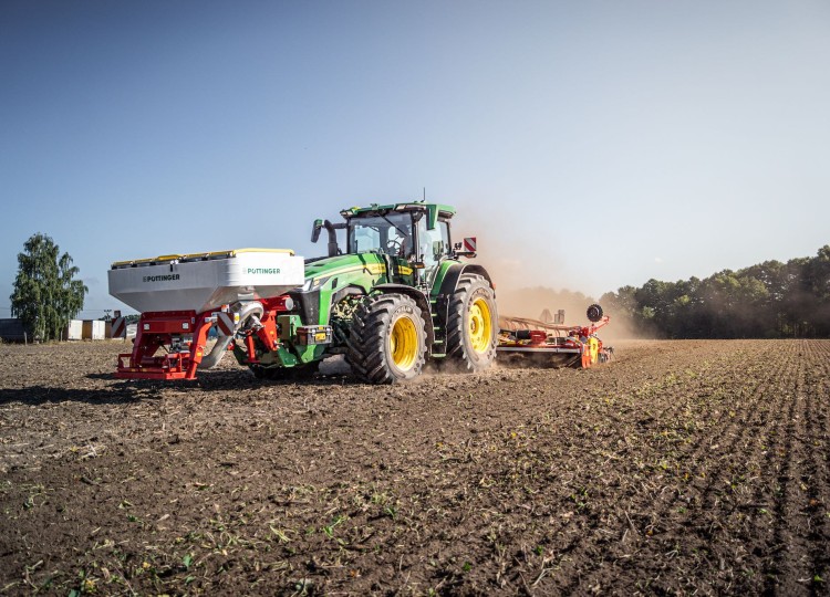 Secí Combo od Agrozetu John Deere 8R 410 a Pöttinger Aerosem FDD