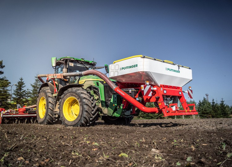 Secí Combo od Agrozetu John Deere 8R 410 a Pöttinger Aerosem FDD