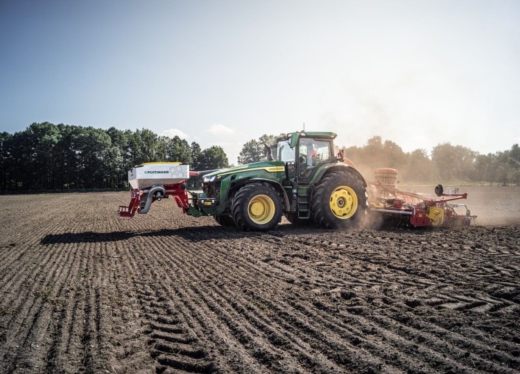 Secí Combo od Agrozetu John Deere 8R 410 a Pöttinger Aerosem FDD