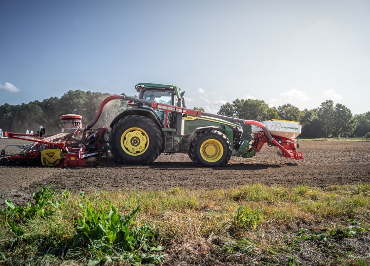 Secí Combo od Agrozetu John Deere 8R 410 a Pöttinger Aerosem FDD