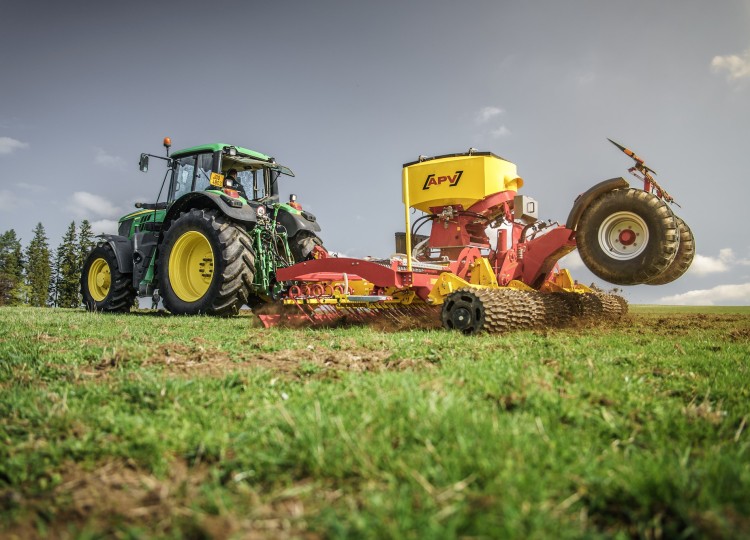 Kopce na Šumavě 11. dubna ovládla luční brána APV GP 600 M2