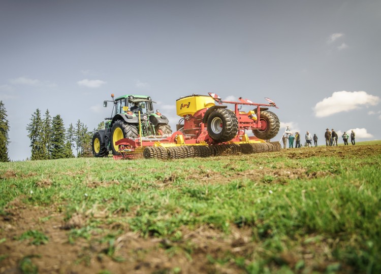 Kopce na Šumavě 11. dubna ovládla luční brána APV GP 600 M2