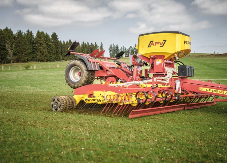 Kopce na Šumavě 11. dubna ovládla luční brána APV GP 600 M2