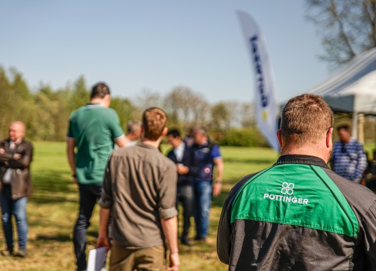 Za Jindřichovým Hradcem se v plné kráse představila sklízecí linka firmy Pöttinger