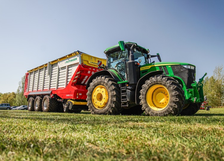 Vlajkvá loď mezi víceúčelovými návěsy - Pöttinger Jumbo 8540