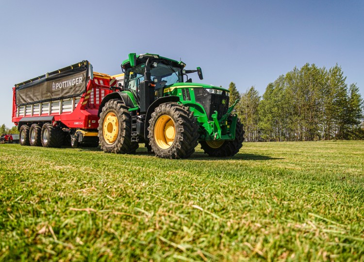 Vlajkvá loď mezi víceúčelovými návěsy - Pöttinger Jumbo 8540
