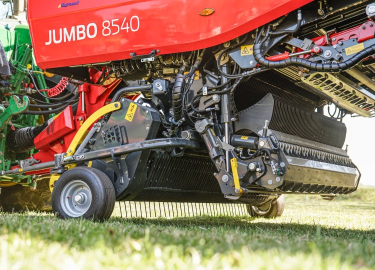 Vlajkvá loď mezi víceúčelovými návěsy - Pöttinger Jumbo 8540